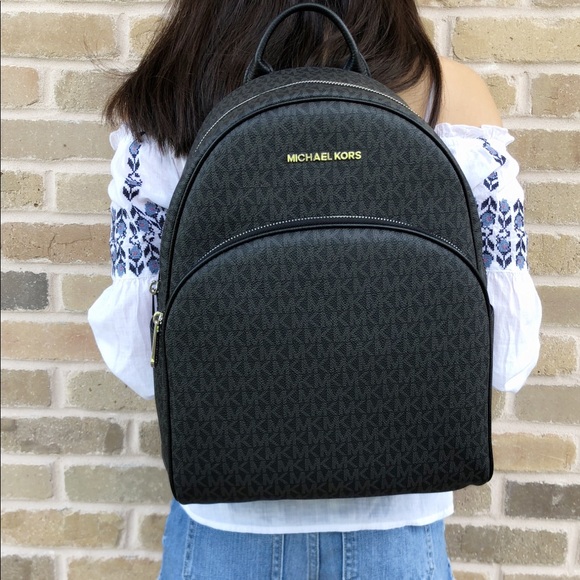 👜💕- Michael Kors Large Backpack ‼️SALE‼️‼️ - Picture 4 of 7